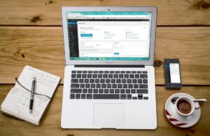 SEO Freelancer Potsdam - Ronald Koch - Schreibtisch
